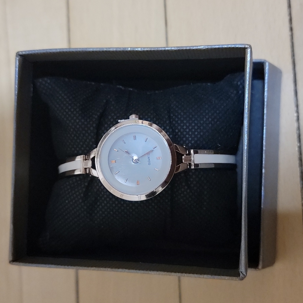 NWOT Rose Gold Women's Fashion Watch